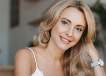 Cabelo natural e bem cuidado que complementa a imagem clean e moderna - Créditos: depositphotos.com / AllaSerebrina