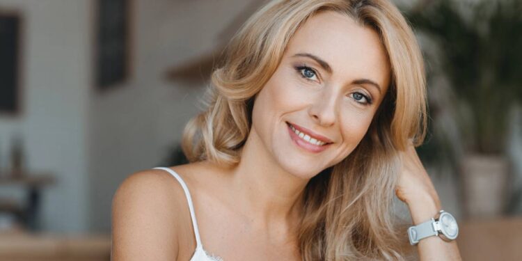 Cabelo natural e bem cuidado que complementa a imagem clean e moderna - Créditos: depositphotos.com / AllaSerebrina