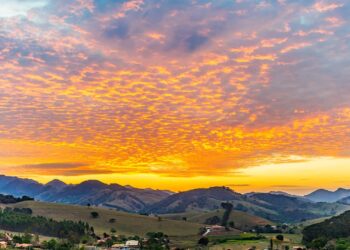 Pôr do sol que transmite serenidade e relaxamento para o corpo e a mente - Créditos: depositphotos.com / paulobaqueta
