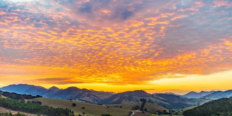 Pôr do sol que transmite serenidade e relaxamento para o corpo e a mente - Créditos: depositphotos.com / paulobaqueta