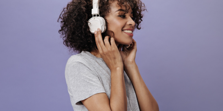 Por que você deve limitar o fone de ouvido a 60 minutos seguidos? Foto: FreePik