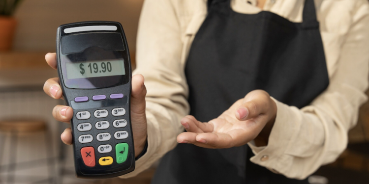 É preciso pagar a conta se a comida estiver ruim? Entenda. Foto: FreePik