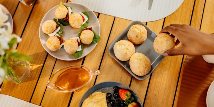 Seja para o lanche, no café da manhã ou na fome que aparece de repente, o pão de queijo é paixão nacional que conquista o mundo e permite combinações inusitadas. Foto: Divulgação.