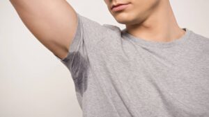 Como remover manchas de suor das roupas