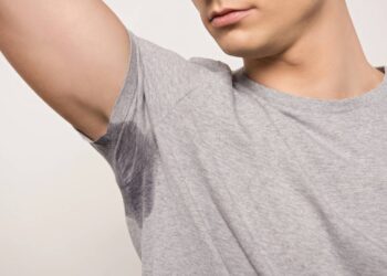 Como tirar manchas de suor das roupas