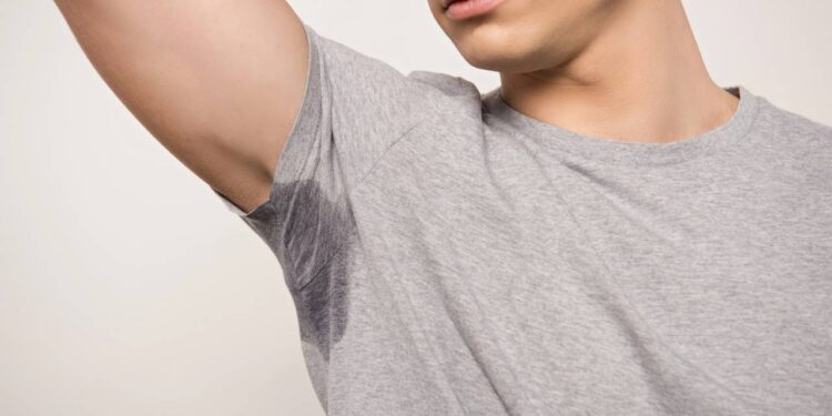 Como tirar manchas de suor das roupas