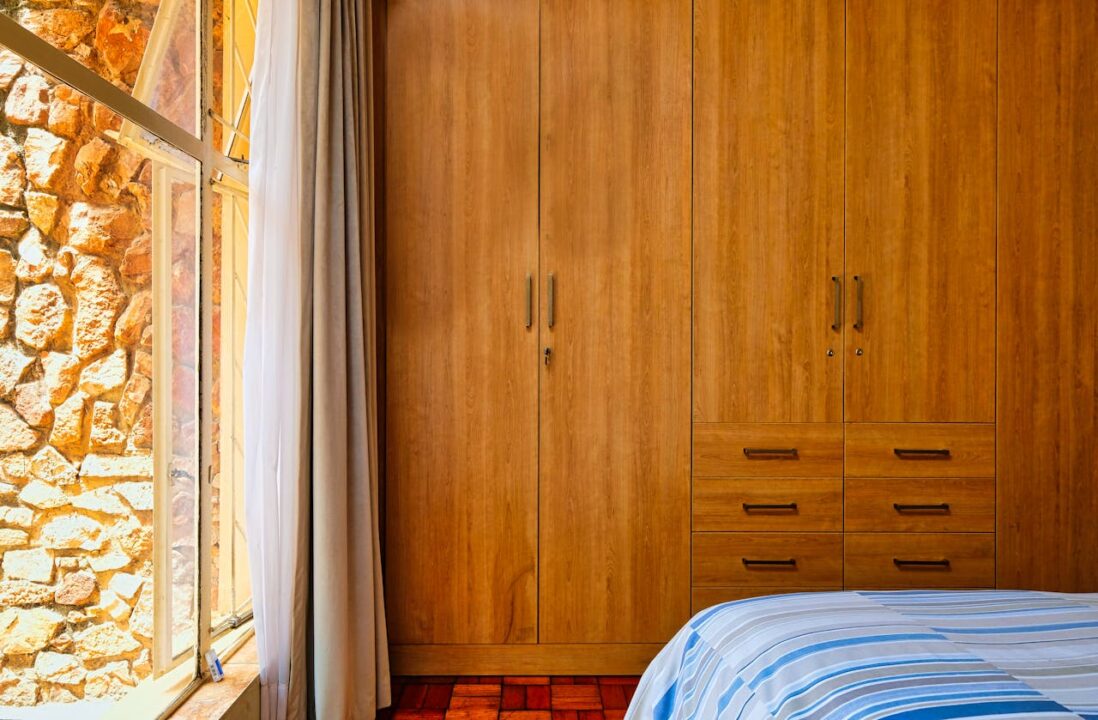 Como organizar o guarda-roupa e ganhar espaço