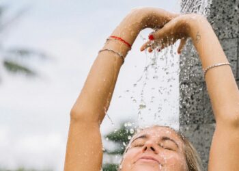 Como lavar o rosto no banho pode piorar a oleosidade