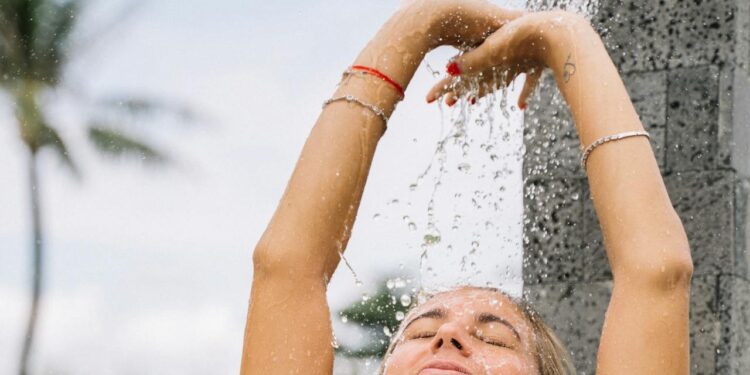 Como lavar o rosto no banho pode piorar a oleosidade