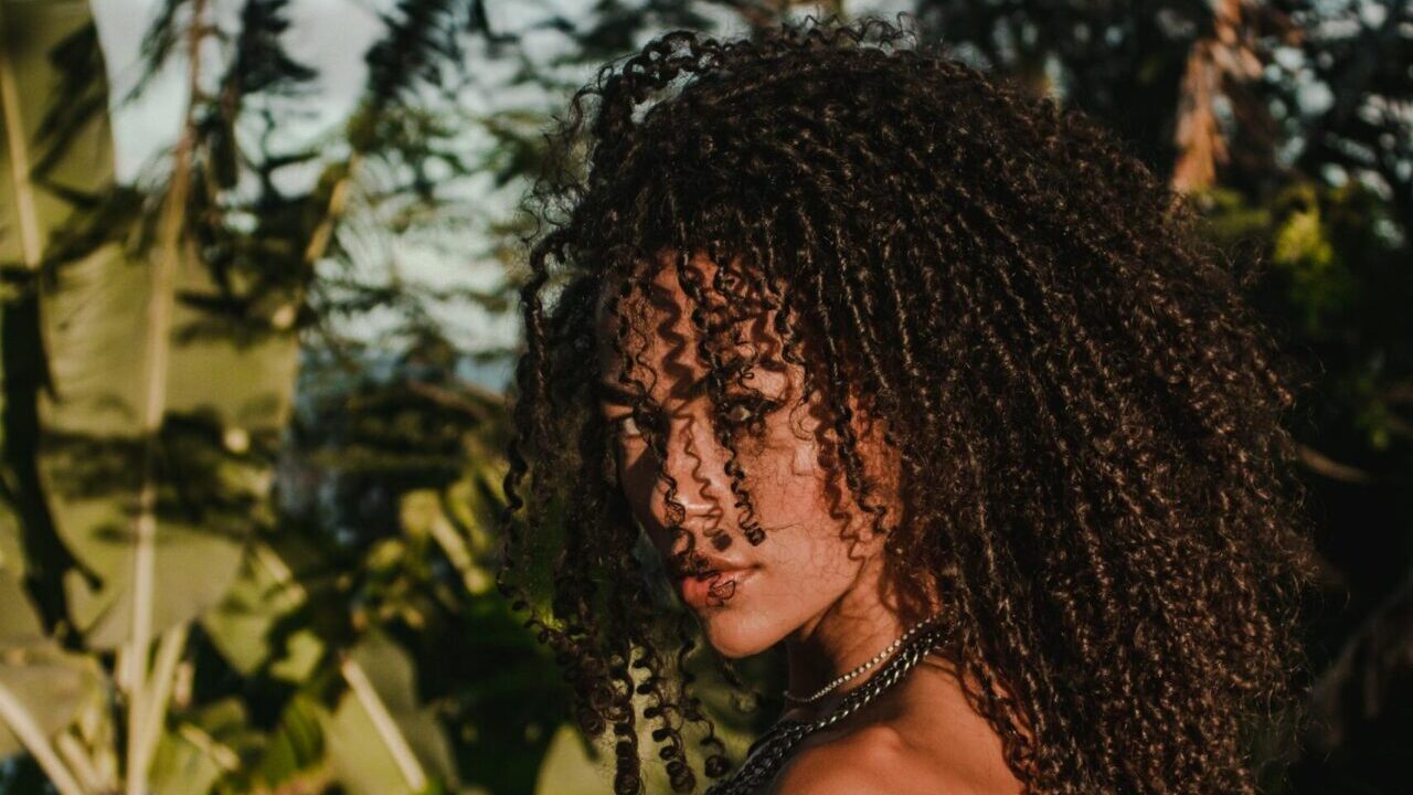 Dicas para hidratar seu cabelo cacheado que você nunca pode esquecer