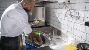 Como economizar água em casa com dicas simples e práticas