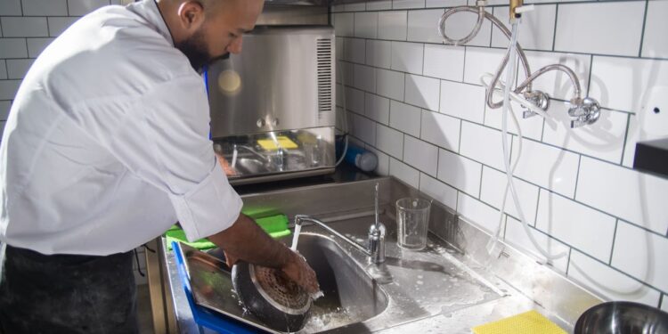 Como tirar a gordura das panelas mais facilmente