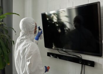 Pessoa limpando TV - Fonte: pexels