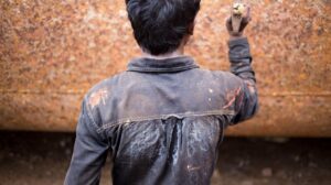 Como tirar manchas difíceis de roupas