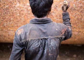 Como tirar manchas difíceis de roupas