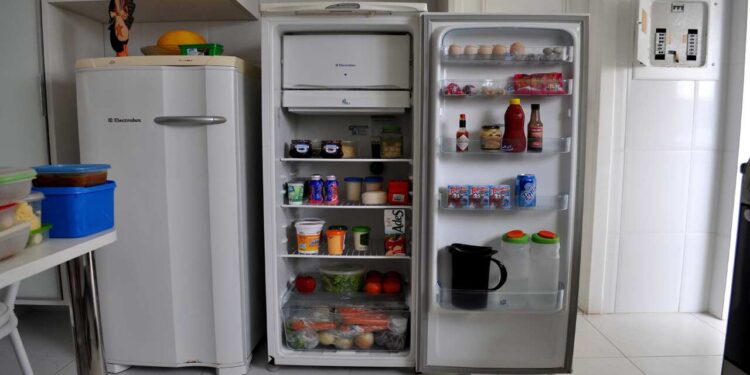 Como eliminar odores da geladeira naturalmente