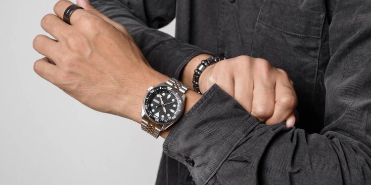 Análise de mercado que indica o momento ideal para vender ou manter o relógio - Créditos: depositphotos.com / norgallery