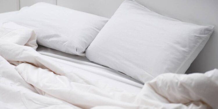 Um hábito comum acelera o desgaste dos lençóis sem que você perceba - Créditos: depositphotos.com / AntonMatyukha