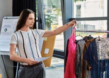 Proporção inadequada que altera o equilíbrio estético do corpo - Créditos: depositphotos.com / IgorVetushko