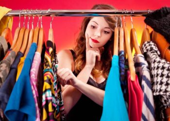 Potencial de tons vibrantes para transformar ambientes e renovar a decoração no verão. - Créditos: depositphotos.com / NinaMalyna