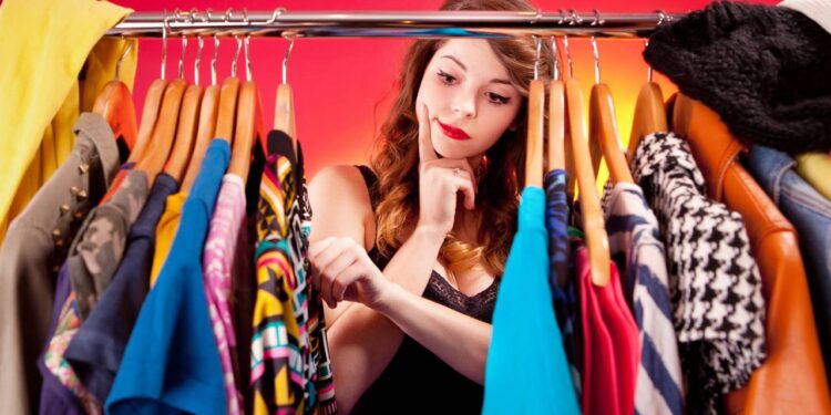 Potencial de tons vibrantes para transformar ambientes e renovar a decoração no verão. - Créditos: depositphotos.com / NinaMalyna