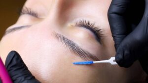 Técnica simples para deixar as sobrancelhas alinhadas por 24 horas