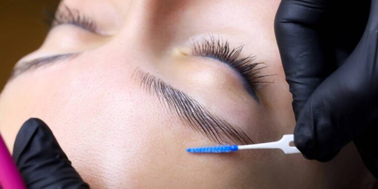 Técnica simples para deixar as sobrancelhas alinhadas por 24 horas