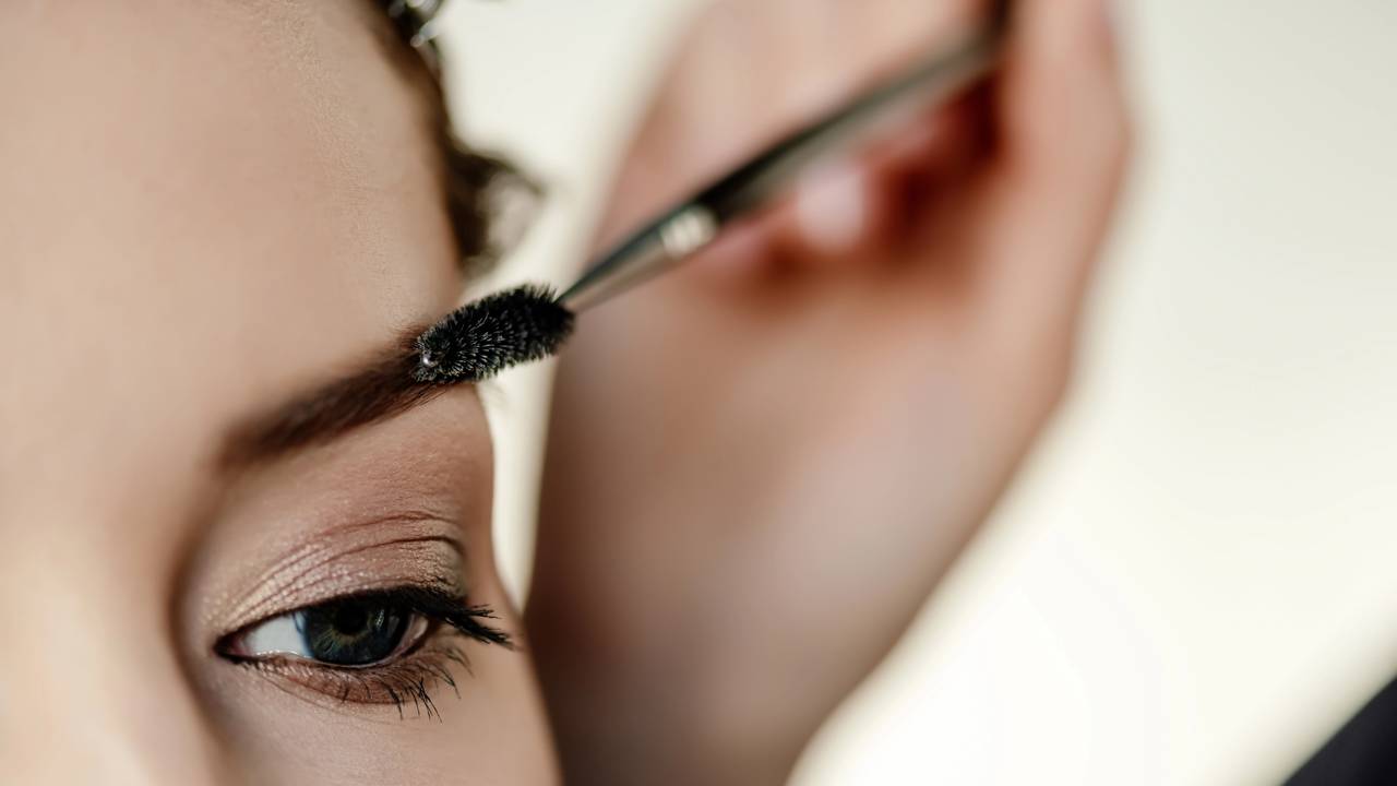 Técnica simples para deixar as sobrancelhas alinhadas por 24 horas