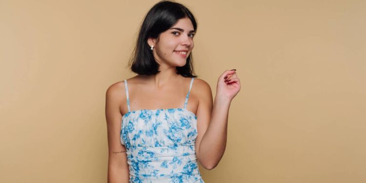 Tendência da estação que transforma o visual em diversas ocasiões - Créditos: depositphotos.com / bodnarphoto