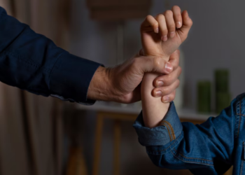 Novembro Prateado: um chamado em defesa de crianças e adolescentes contra todo tipo de violência. Foto: FreePik