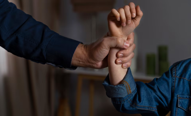 Novembro Prateado: um chamado em defesa de crianças e adolescentes contra todo tipo de violência. Foto: FreePik