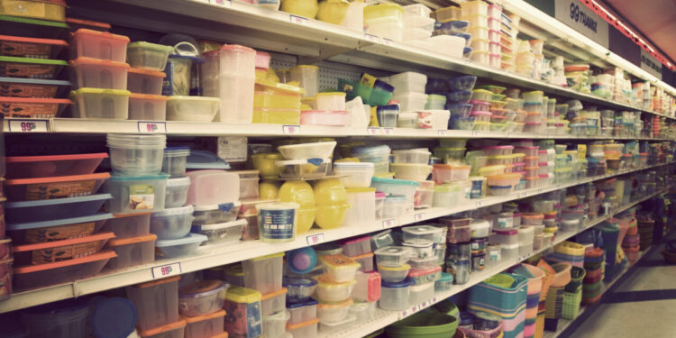 Como tirar cheiro ruim de potes plásticos