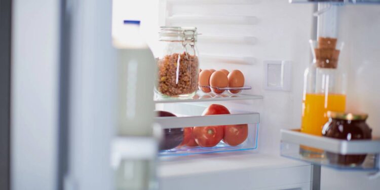 Como tirar todos os odores da geladeira