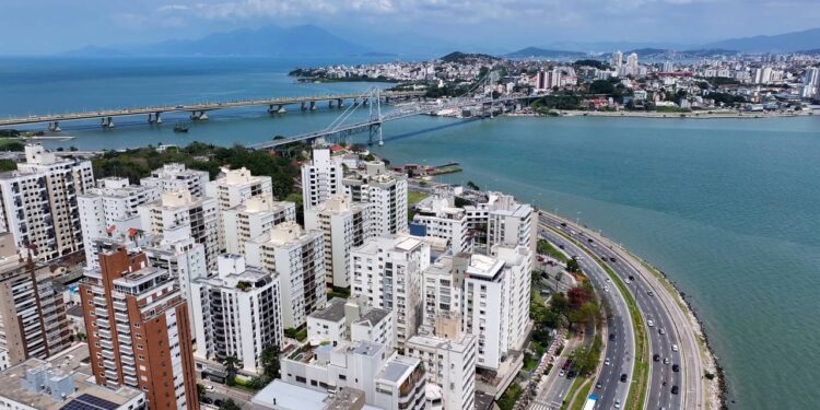 Conectividade urbana que facilita a produtividade de profissionais digitais.