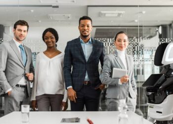 Colaboração entre humanos e IA otimizando processos e produtividade. - Créditos: depositphotos.com / VitalikRadko