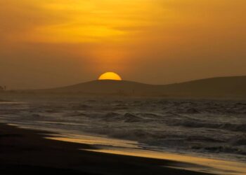 Encanto visual que transforma o pôr do sol em Jericoacoara em experiência memorável - Créditos: depositphotos.com / contato@caciomurilo.com.br