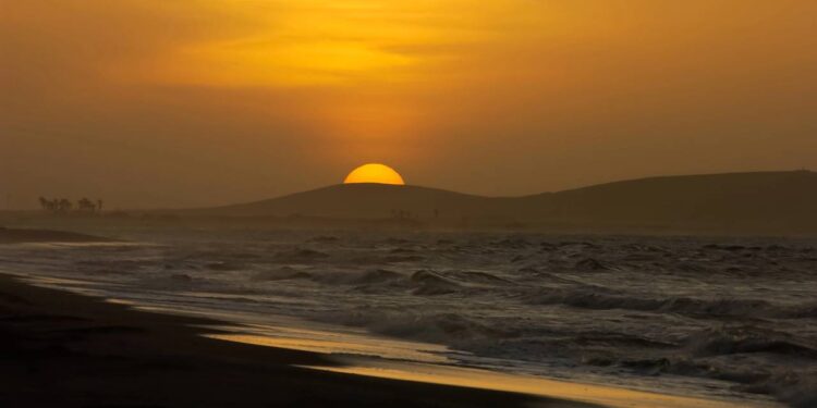 Encanto visual que transforma o pôr do sol em Jericoacoara em experiência memorável - Créditos: depositphotos.com / contato@caciomurilo.com.br