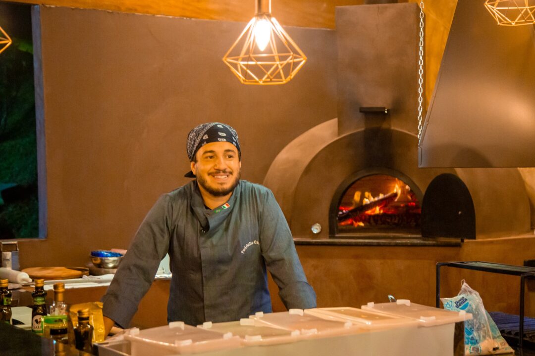 Pedrinho Casarin: filho mantém viva a paixão da família por uma boa pizza e memórias há 40 anos. Foto: Divulgação.