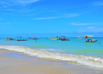 Mar cristalino, silêncio e tempo sem pressa.
