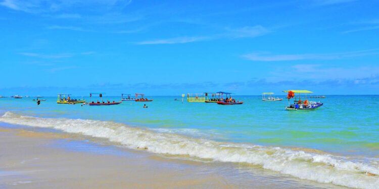 Mar cristalino, silêncio e tempo sem pressa.