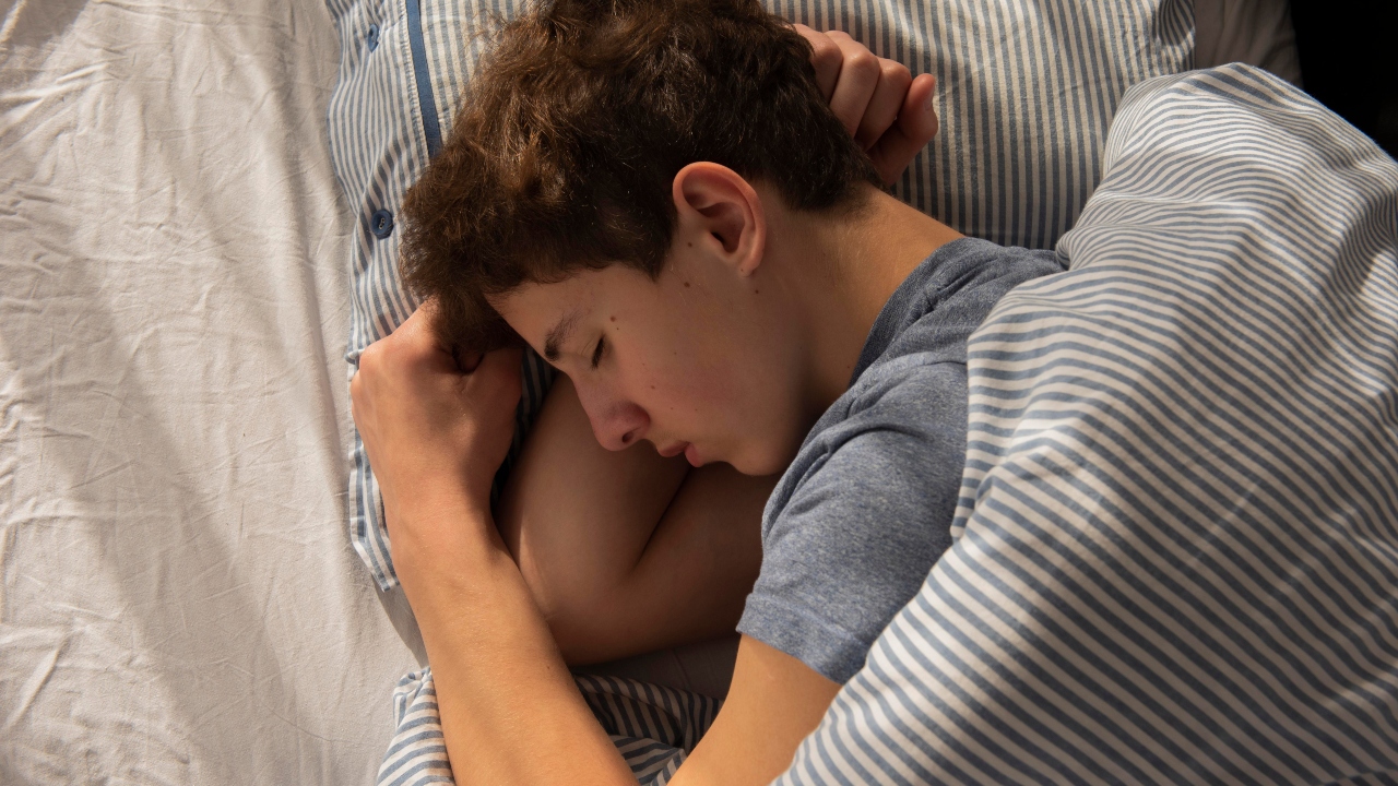 Adolescentes dormindo tarde