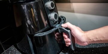 Dicas de limpeza pesada para manter a air fryer livre da gordura