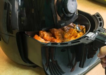 Dicas de limpeza pesada para manter a air fryer livre da gordura
