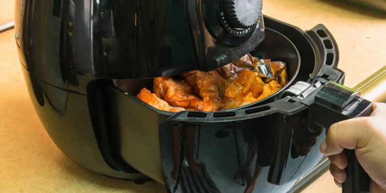 Dicas de limpeza pesada para manter a air fryer livre da gordura