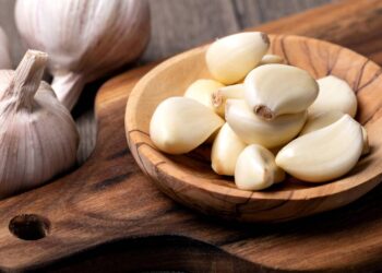 Como plantar alho em casa usando dentes comprados