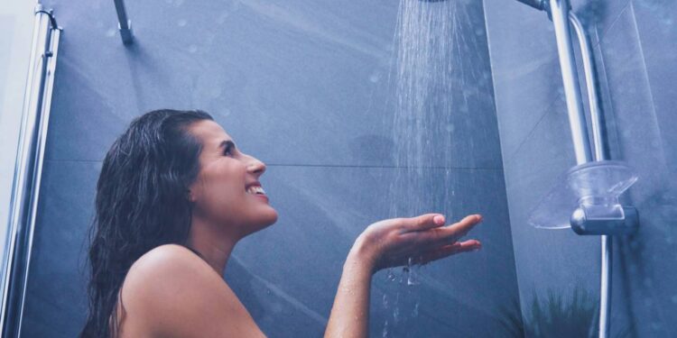 Os benefícios do banho gelado que você não sabia