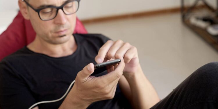 Energia drenada por apps e funções em segundo plano. - Créditos: depositphotos.com / nito103