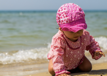 Verão com bebês: quais são os cuidados essenciais com a pele sensível dos pequenos? Foto: FreePik