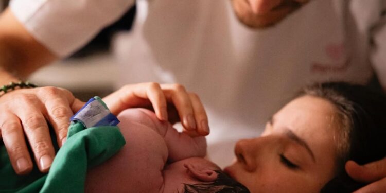 filha de camila queiroz