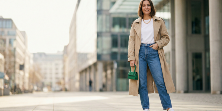 Combinação criativa que renova roupas antigas em visuais modernos